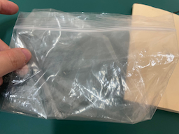 香水の匂いをつける容器を用意する