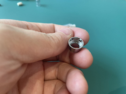 ペン上部の金具を外す