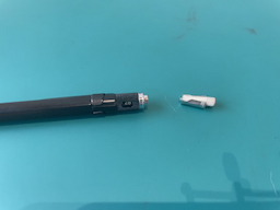 ペン上部に消しゴムを装着する