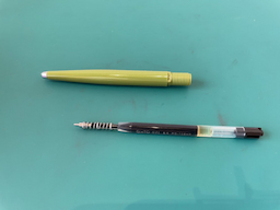 インク芯（バネ付き）を先端キャップに挿入する