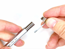 ケースにクリップを装着するの画像1