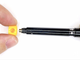 シャー芯の濃さ表示枠を装着するの画像1