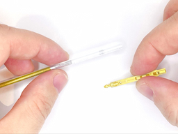 黄インク芯にノック部分を装着するの画像1