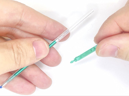 緑インク芯にノック部分を装着するの画像1