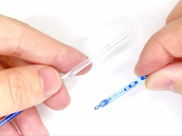 青インク芯にノック部分を装着するの画像1