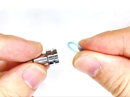 先端キャップにゴム輪を装着するの画像1