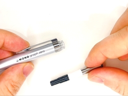 ペン本体にノック部品を装着するの画像1