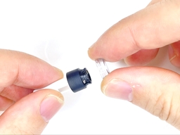 ノック部品に透明キャップを装着するの画像1