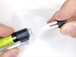 ペン本体にノック部品を装着するの画像1