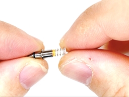 ガイドパイプの内側部品（バネ+白部品）を外すの画像1