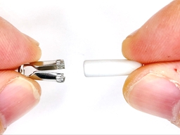 消しゴムに金具を装着するの画像1