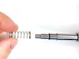 ペン先端にバネを装着するの画像1