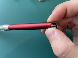 本体にクリップを装着する
