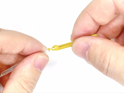 黄インク芯にノック部分を装着するの画像2