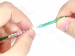 緑インク芯にノック部分を装着するの画像2