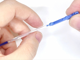 青インク芯にノック部分を装着するの画像2