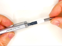 ペン本体にノック部品を装着するの画像2