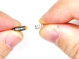 ガイドパイプの内側部品（バネ+白部品）を外すの画像2