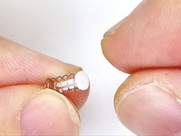 口金内部の白部品にバネを装着するの画像4