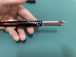 本体ケースにインク芯を挿入する