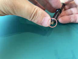 （補足）チャンクはノックしながら指の腹で輪を下ろすと開く