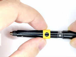 シャー芯の濃さ表示枠を装着するの画像3