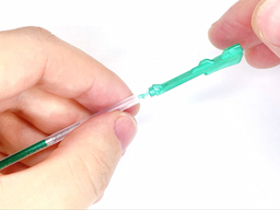 緑インク芯にノック部分を装着するの画像3