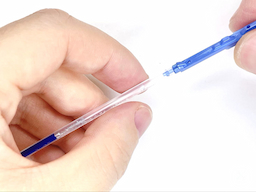 青インク芯にノック部分を装着するの画像3