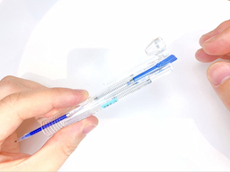 ケースに青インク芯を装着するの画像1