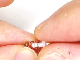 口金内部の白部品にバネを装着するの画像2