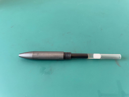 インク芯（バネ付き）をペン先キャップに挿入する