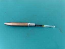 インク芯をペン先キャップに挿入する