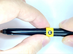 シャー芯の濃さ表示枠を装着するの画像4