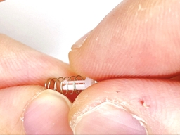 口金内部の白部品にバネを装着するの画像3