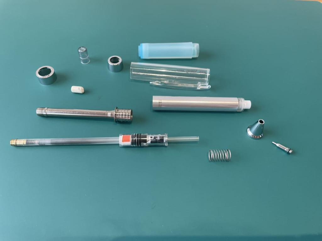 ユニアルファゲル（クルトガエンジン搭載）の分解方法