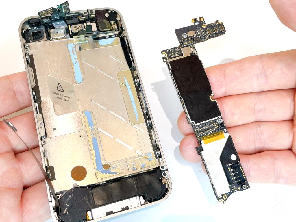iPhone4の基板（ロジックボード）交換方法