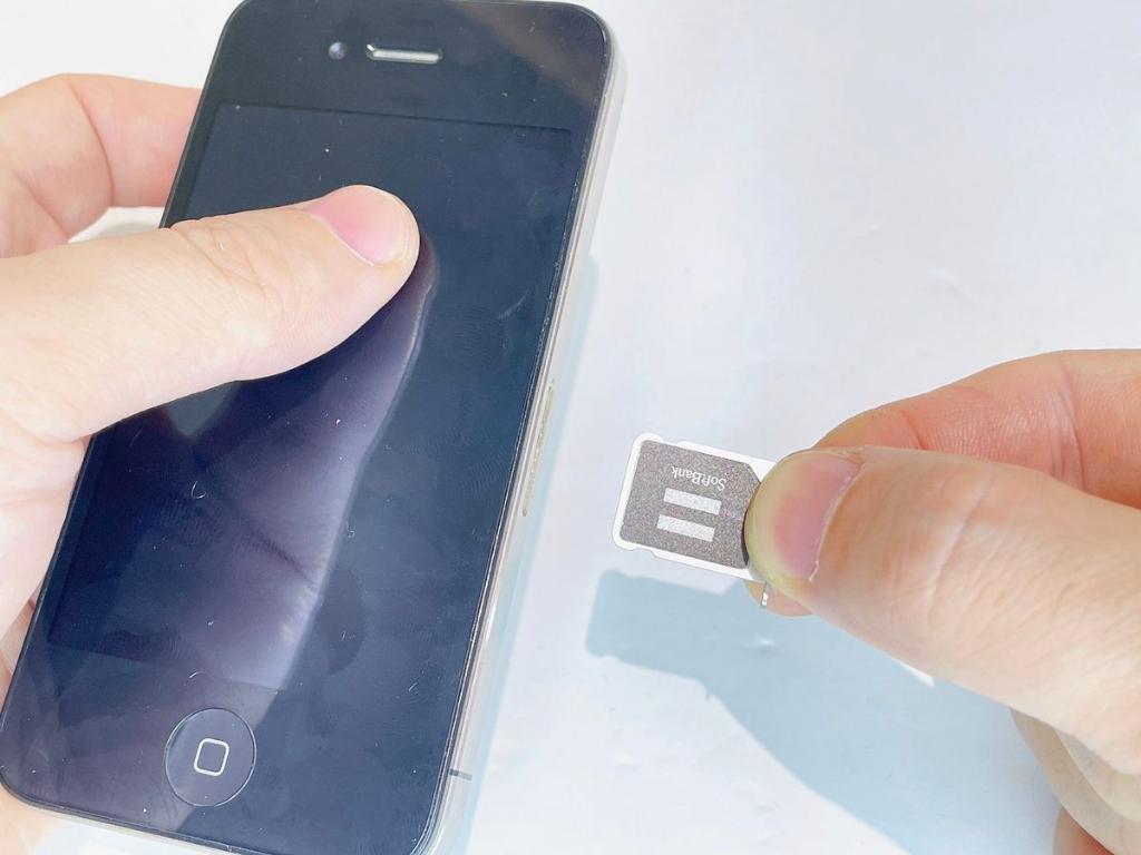 iPhone4のSIMカード交換