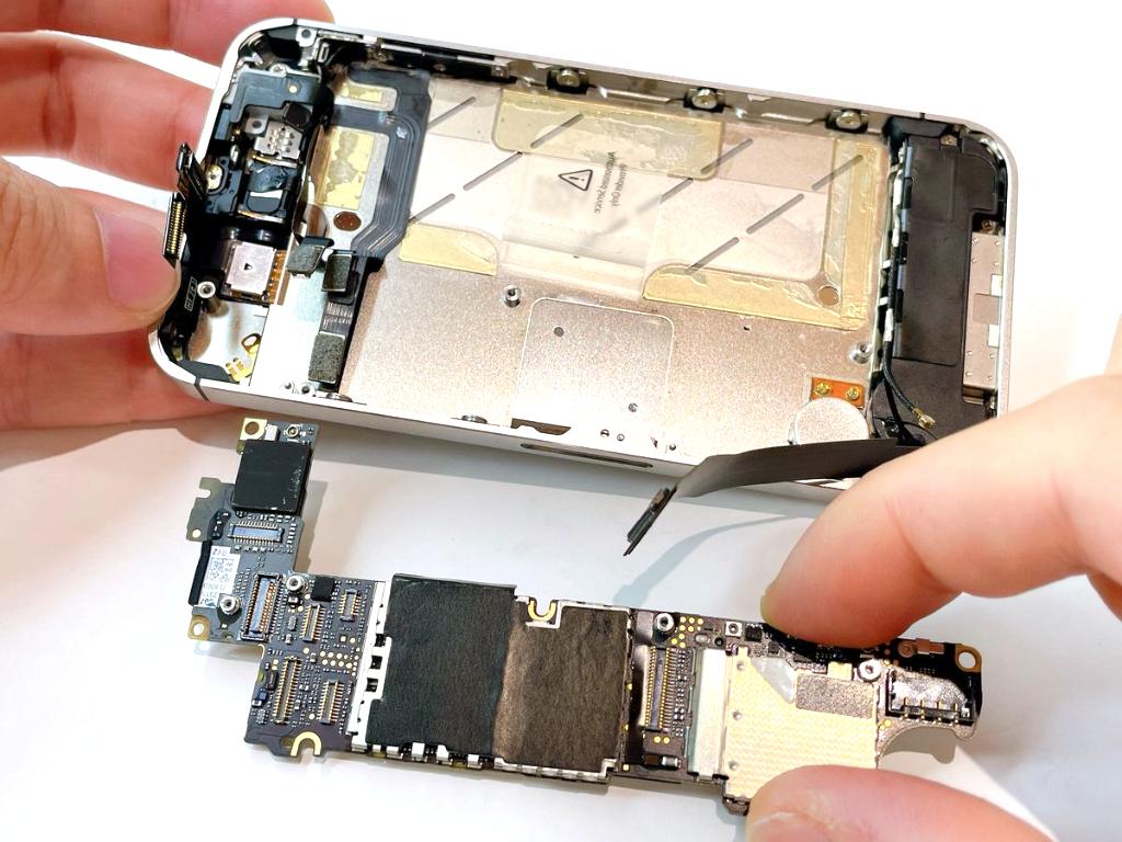 iPhone4Sの基板（ロジックボード）交換