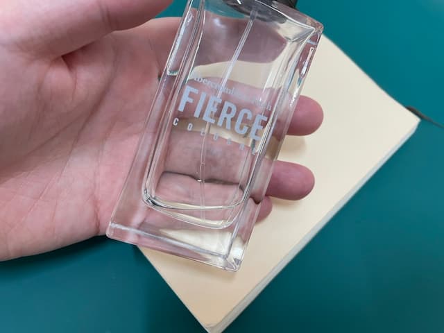 本を傷めずに香水をつける使用方法