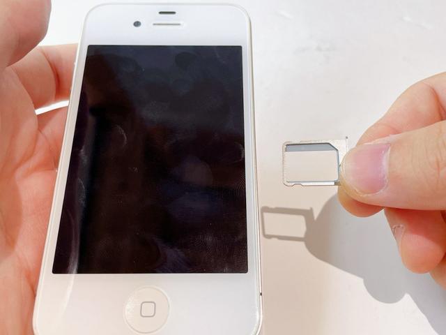 iPhone4SのSIMカード交換