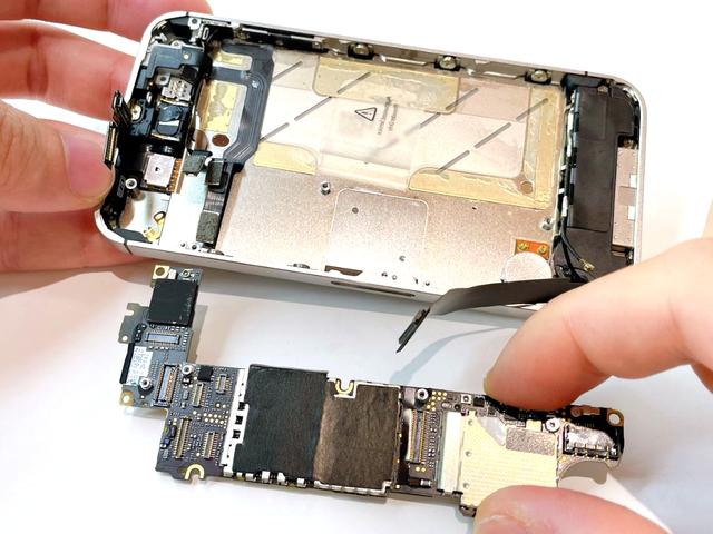 iPhone4Sの基板(ロジックボード)交換