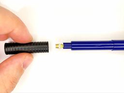 ケースにグリップを装着するの画像1