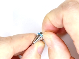 先端キャップのゴム輪を外すの画像1