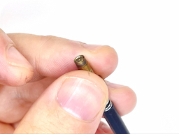 (補足)チャックは芯タンクをペン先に押し込み輪を下ろすと開くの画像2