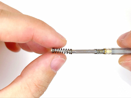 芯タンク先端のバネを外すの画像2